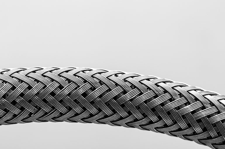 The type of inner reinforcement layer has the greatest impact on containing hose expansion.